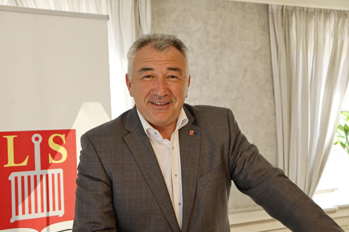 https://portail-saintlaurentduvar.test.entrouvert.org/media/uploads/2025/05/23/photo-maire.jpg